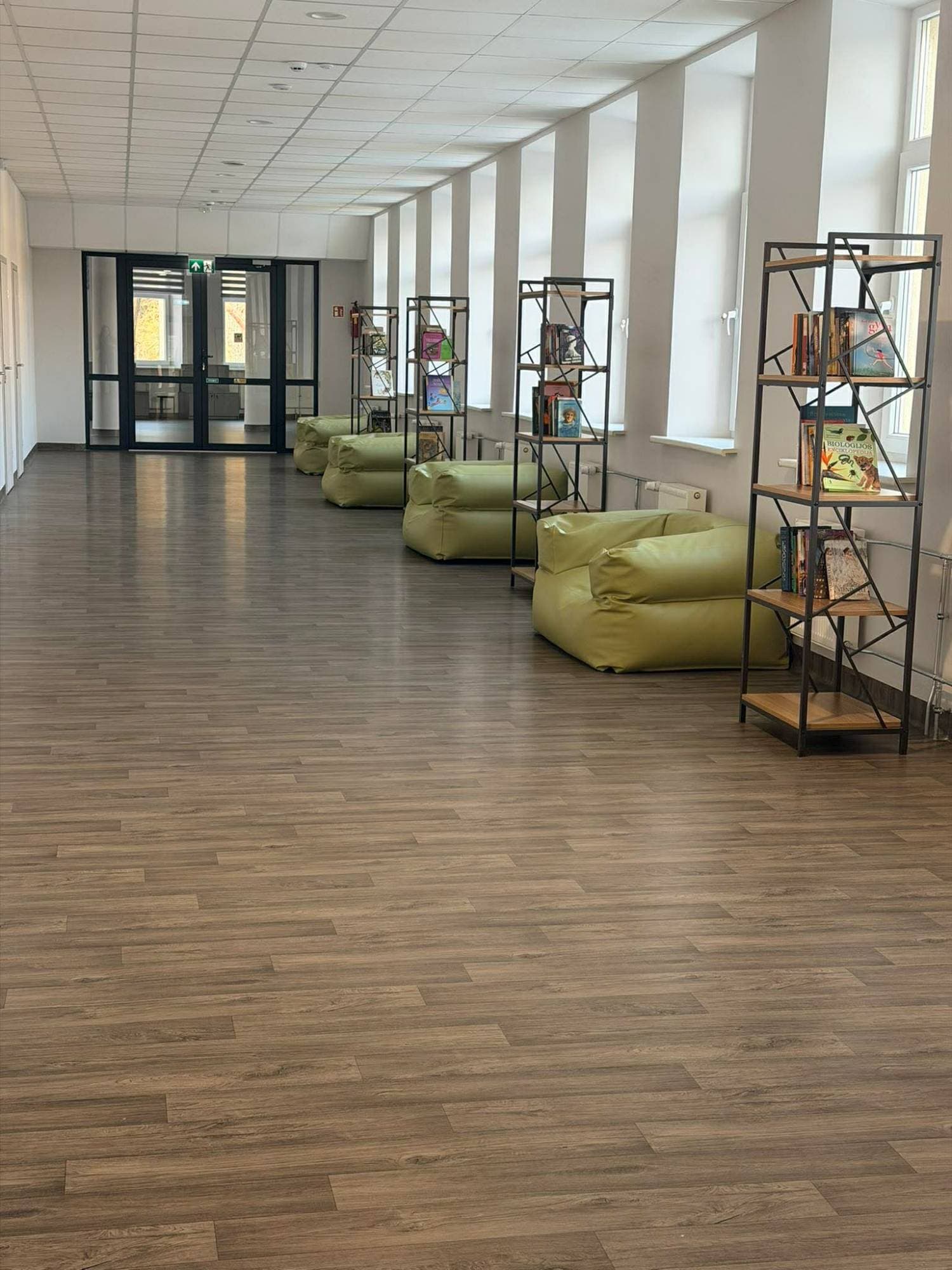 Centro koridorius su poilsio zona ir knygų lentynomis